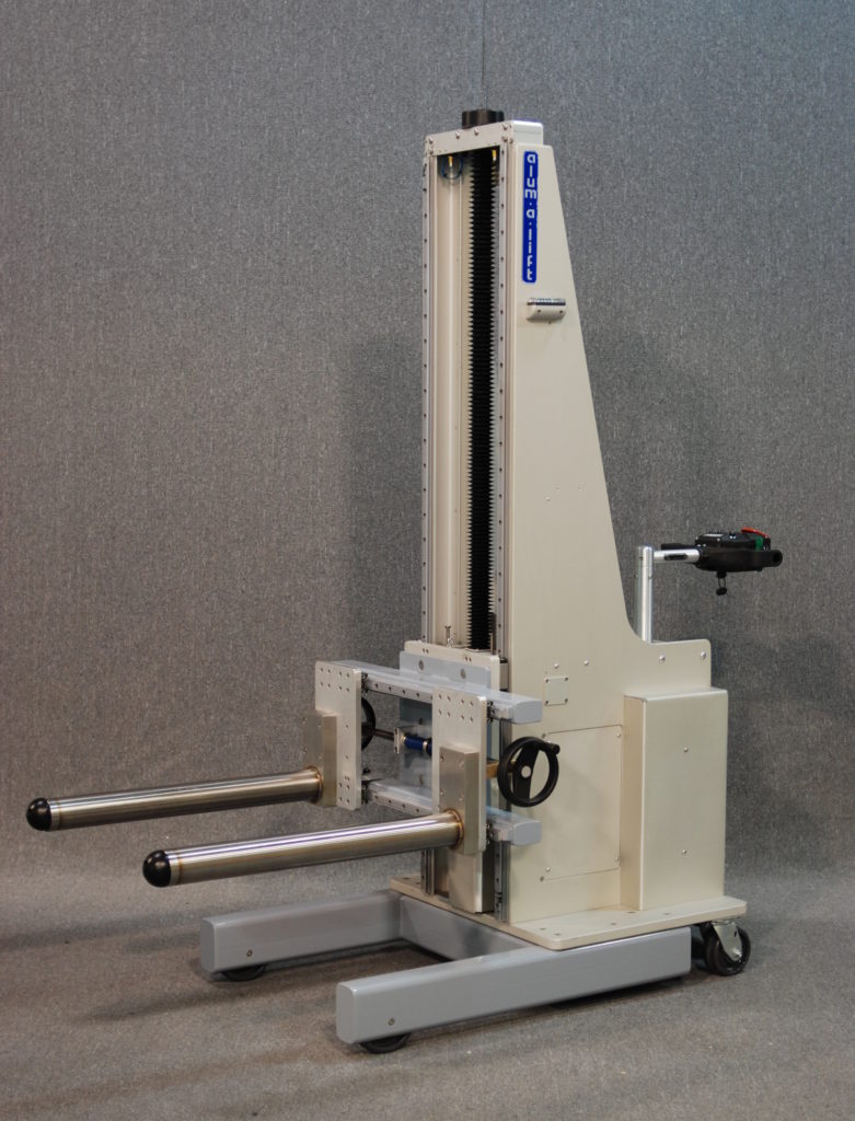 Power Drive Lift with Width Adjustable Prong Set